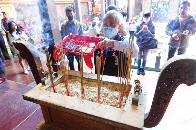 参山处与乐成宫合作推出月老殿加持的喔熊爱情御守，要送给求姻缘的单身男女。(参山处提供)