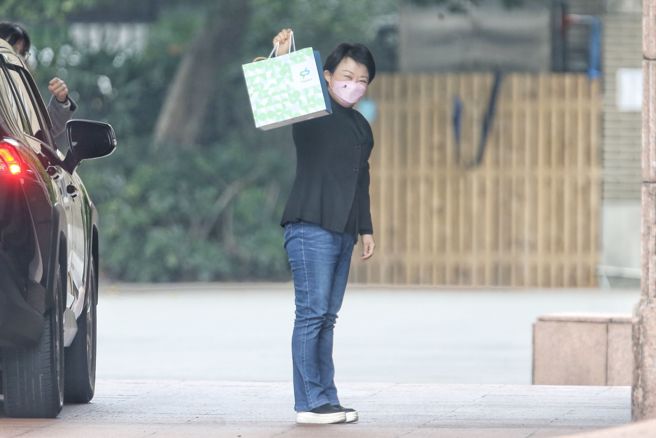 行政院9日舉行院會，台中市長盧秀燕（見圖）帶著三份中捷限量透明捷運卡套組要送給交通部長及正、副院長，希望能在本次院會中爭取綠線延伸與藍線動工審查加速。（杜宜諳攝）