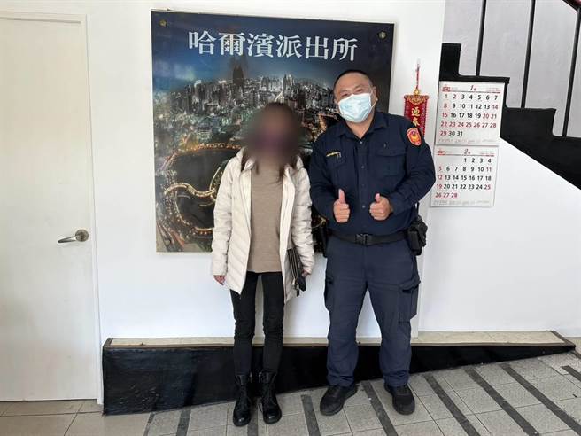 女子日前来高雄参加聚会丢失钱包，警迅速寻获。（翻摄照片／崔正纲高雄传真）