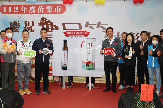 担任代言人的苗栗县县长锺东锦，大力推荐苗栗市农会制造的苦茶油。（苗栗县政府提供／李京升苗栗传真）