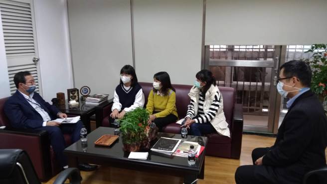 外交部云嘉南办事处处长萧胜中（左一）副处长林文俊（右一）与嘉义高商学生张宝云（左二）、越南籍妈妈阮菁慧（左三）、导师吴依亭（右二）分享外交工作心得。(戴志扬翻摄)
