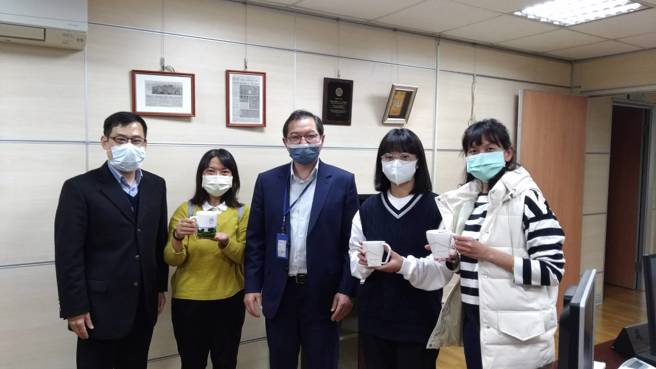 外交部云嘉南办事处处长萧胜中（中）副处长林文俊（左一）与嘉义高商学生张宝云（右二）、妈妈阮菁慧（左二）、导师吴依亭（右一）合影。(戴志扬翻摄)
