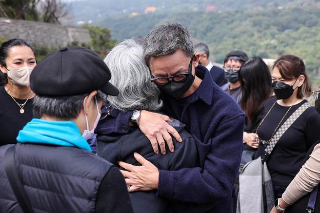 曹瑞原今特地上山送丁強最後一程，和李璇緊緊相擁。（羅永銘攝）