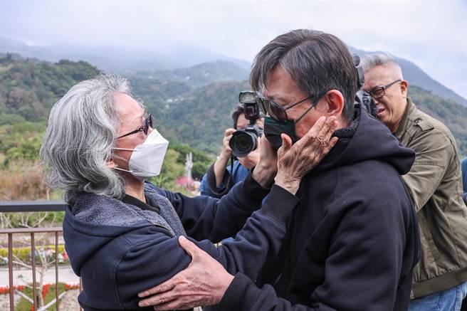 寇世勳（右二）今到山上送丁強最後一程，慰問李璇。（羅永銘攝）。