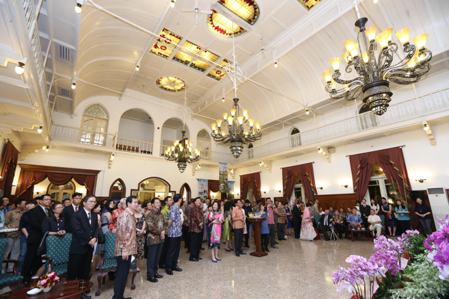 2015年驻泗水办事处开幕酒会，会场以来自臺湾莺歌的天灯造型灯座及陶艺品布置。(戴志扬翻摄)
