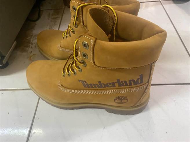 高嫌将鱼松及黄色靴子和香水偷走。（翻摄照片／高雄洪靖宜传真）