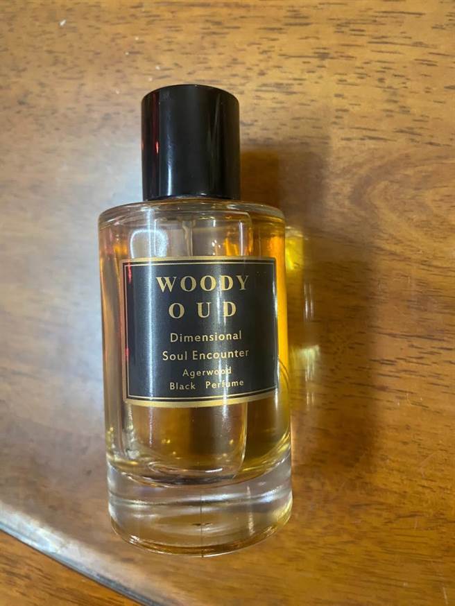 高嫌将鱼松及黄色靴子和香水偷走。（翻摄照片／高雄洪靖宜传真）