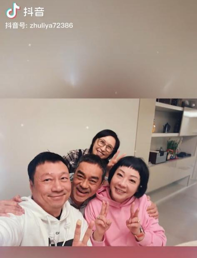 郭蔼明（后排）与刘青云及黎耀祥夫妻聚会。（图／翻摄自抖音）