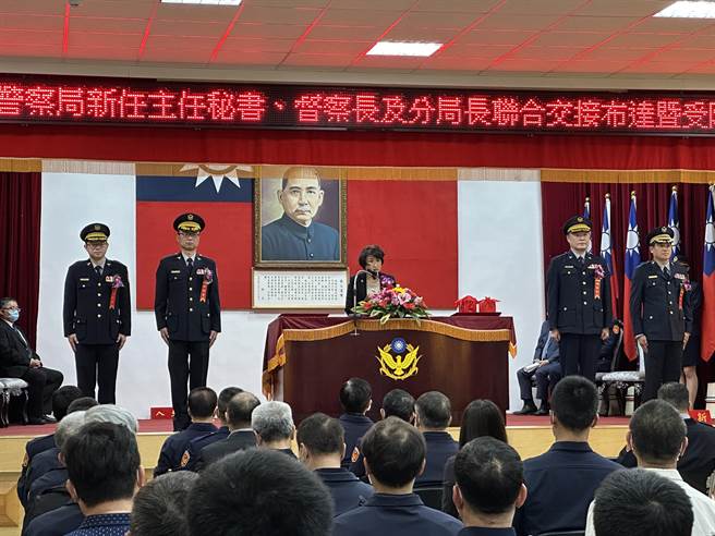 台东县警察局9日下午举行新任主任秘书、督察长及大武、成功、台东分局卸、新任分局长联合交接布达暨授阶典礼。（蔡旻妤摄）