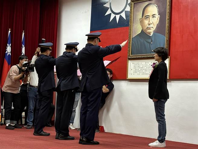 台东县警察局9日下午举行新任主任秘书、督察长及大武、成功、台东分局卸、新任分局长联合交接布达暨授阶典礼。（蔡旻妤摄）