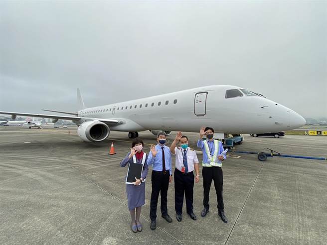 华信航空ERJ-190客机完成14年的空中服务，今日告别台湾天空。（华信航空提供／陈佑诚传真）