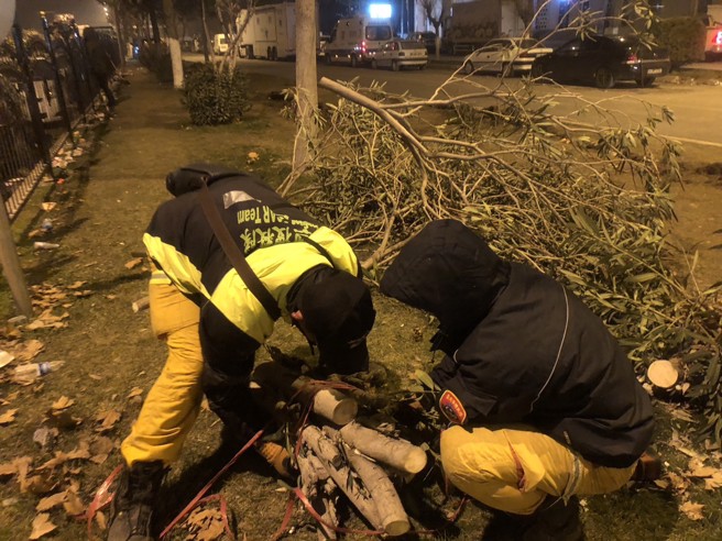 「台湾队」零下5度搜救，冰霜下砍树生火取暖，土耳其居民送烤饼暖心。(翻摄脸书臺北市搜救队)