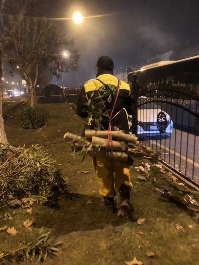 「台湾队」零下5度搜救，冰霜下砍树生火取暖，土耳其居民送烤饼暖心。(翻摄脸书臺北市搜救队)