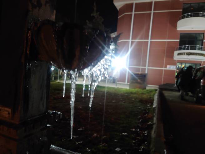 「台湾队」零下5度搜救，冰霜下砍树生火取暖，土耳其居民送烤饼暖心。(翻摄脸书臺北市搜救队)