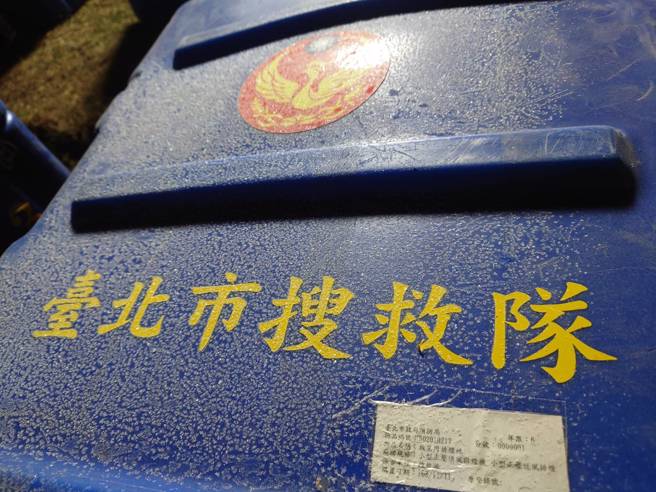 「台湾队」零下5度搜救，冰霜下砍树生火取暖，土耳其居民送烤饼暖心。(翻摄脸书臺北市搜救队)