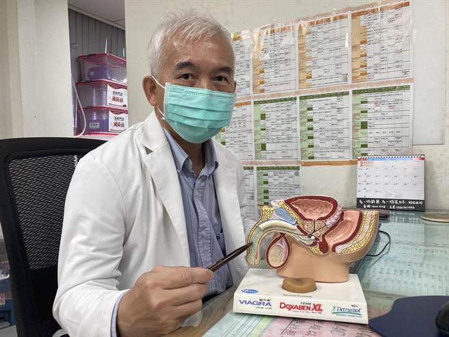 李升平医师，说明阴茎异常勃起症状。（南投医院提供／ 廖志晃南投传真）