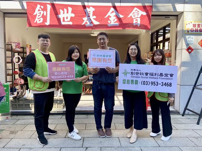 宜兰县罗东创世基金会今（9日）、明2天，首次举办实体店面义卖活动，由知名店家无偿提供场地，协助分院将民眾、厂商捐赠衣物顺利销售出去，以募得更多善款帮助植物人。（吴佩蓉摄）