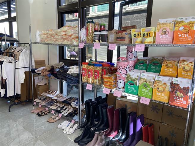 义卖商品琳琅满目。（吴佩蓉摄）