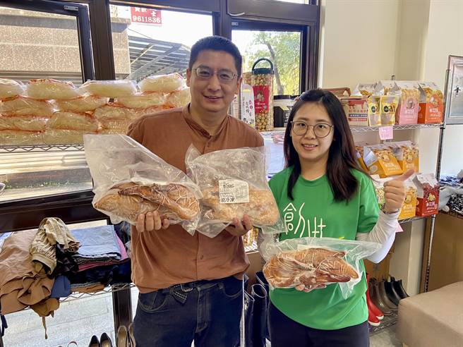 义卖商品还有樱桃鸭，及服饰店陈老板（左）赞助的包子、披萨等冷冻食品。（吴佩蓉摄）