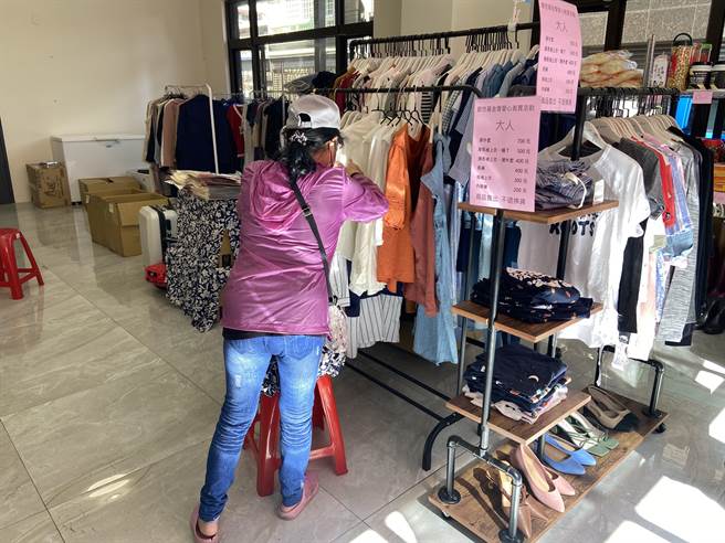 还没开张，立马吸引附近民眾前往选购。（吴佩蓉摄）