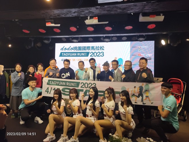 桃园国际马拉松预计4/15登场，乐天女孩热舞演出，璞园领航猿卢峻翔与张镇衙担任代言人。(黄邱伦摄)