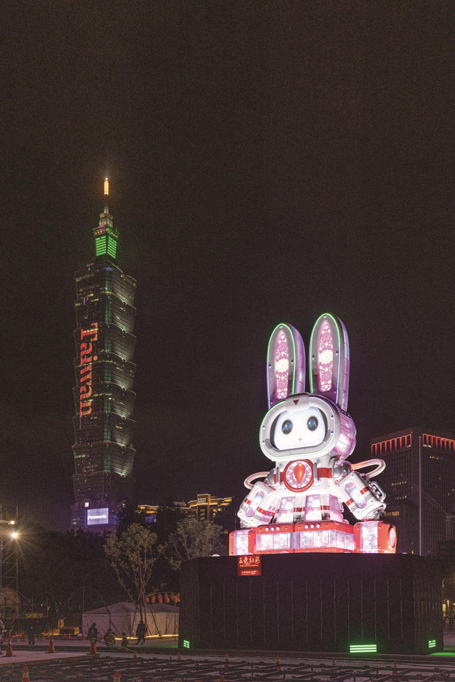 副燈，玉兔狀彩。（攝影／林冠良）