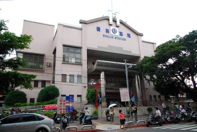 台鐵南下127次普悠瑪列車，今(9日)下午1時許行經板橋，尚未抵達樹林站途中，突然有一名旅客在座位上陷入昏迷，當場失去呼吸心跳昏倒，送醫仍不治。（翻攝自臉書）