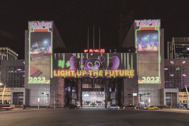 「台北NEXT！」以光雕投影搭配雷射和声效演出，融合多个象徵台北的元素，带出日常有趣的城市意象。（摄影／林冠良）