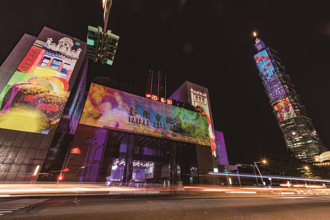 市政大楼的「台北NEXT！」和台北101的「台北101闪耀梦想」双副灯共同展演，打造独一无二的光雕秀。（图／台北市政府）