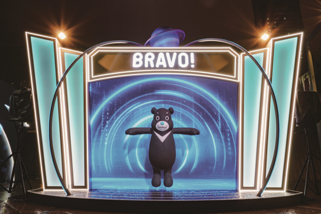 台北101水舞广场的「讚讚站!」运用MVN动作捕捉系统创造出3D熊讚，除能即时与民眾互动，也会与直播主搭配进行直播。（图／台北市政府）