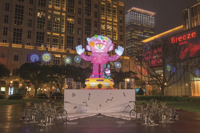 民眾可踩动脚踏车踏板与「光能使者」互动，增添不同的灯光变化。（图／台北市政府） 