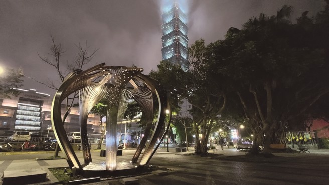 四四南村的「聚聚亭」运用雷切金属弯板，堆迭出多层次如亭子般的造型，呈现人们相互扶持、凝聚的力量与美感。（图／台北市政府）