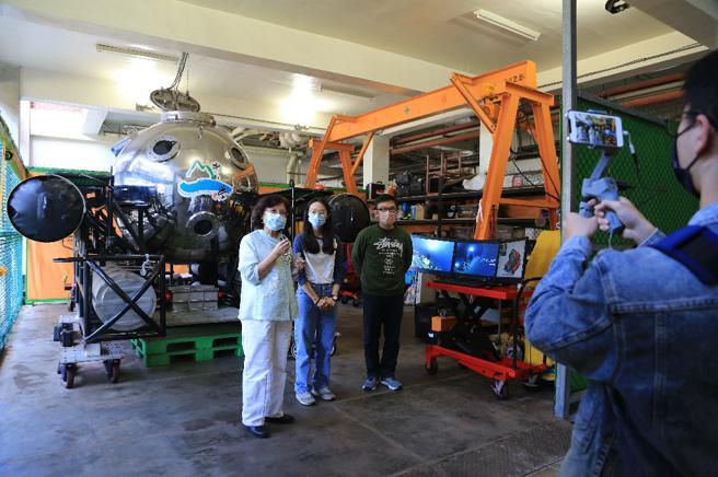 「女性科学家实验室参访」活动由各个实验室的女同学来分享，让参加者知道女性在理工科系也能发挥所长。(国立中山大学提供)