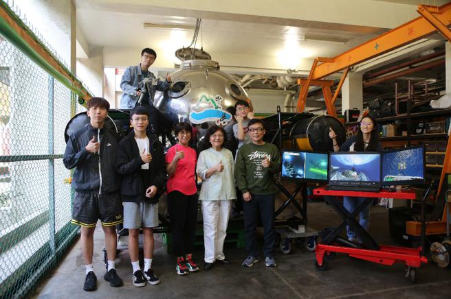 中山大学从108年起就与中钢集团教育基金合作「女性科学家实验室参访」活动(国立中山大学提供)