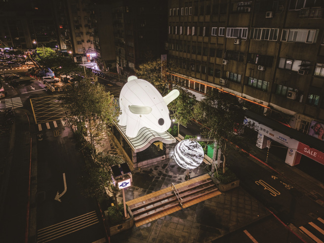 「光兔現蹤」位在捷運站出口上方，民眾只要一出站便能遇到創意燈飾。（圖／台北市政府）