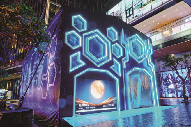 未來展區的燈藝作品呼應著四周高樓燈火，呈現出信義區處於時髦、潮流的地位。（圖／台北市政府）