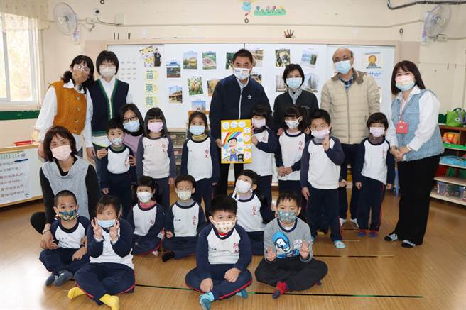 县长锺东锦与小朋友们开心互动。（苗栗县政府提供／李京升苗栗传真）