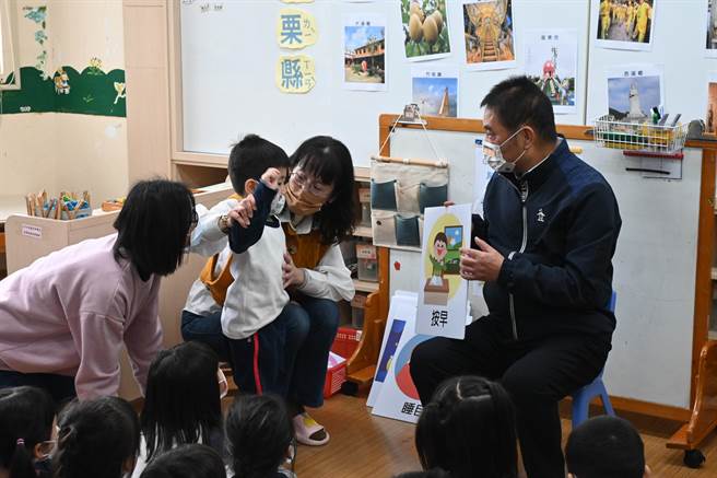 县长锺东锦与学童进行有奖徵答。（李京升摄）