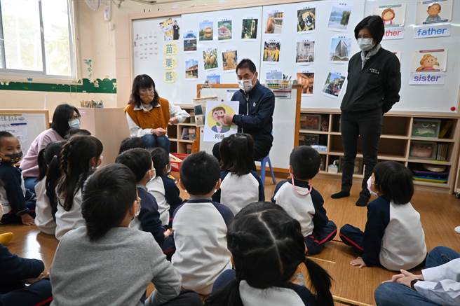 县长锺东锦体验沉浸教学。（李京升摄）