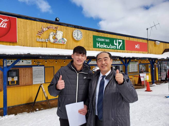 自建国中学入学的玄奘大学应用日语系同学，于白马47滑雪场实习。(照片/玄奘大学提供)