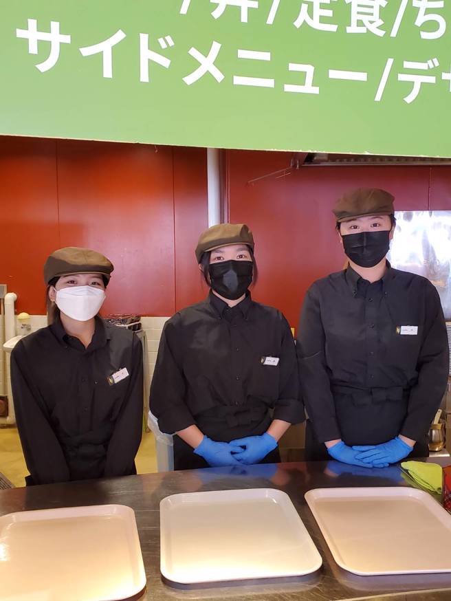 于舞子休閒饭店负责餐饮服务的实习生。(照片/玄奘大学提供)