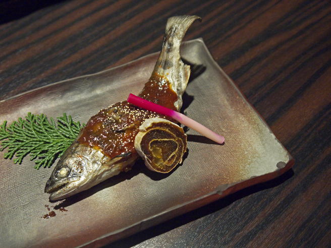 说到国姓鱼，一般人都想到虱目鱼，只有少数人还会想到香鱼。其实，台湾清代方志中的国姓鱼，指的是香鱼，写成甲鱼、杰鱼、鱼。（图/ shutterstock）
