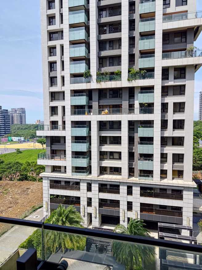 一名網友在對面大樓某戶住家的陽台發現一具「麥當勞叔叔」，叔叔當時坐在椅子上欣賞高樓美景，讓網友笑說是在「沉浸式退休」。（翻攝自臉書「路上觀察學院」）