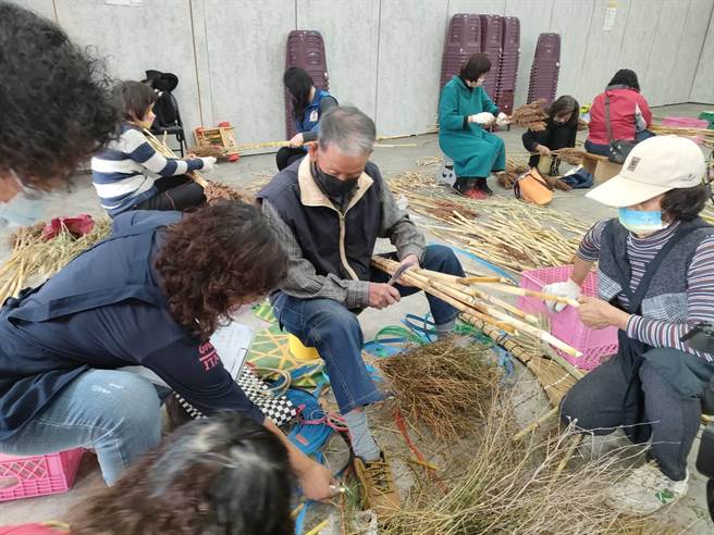 台中龙井区农会9日上午于神农学堂举办高粱扫帚编织活动，推广传统技艺同时也传递资源再生观念。（潘虹恩摄）