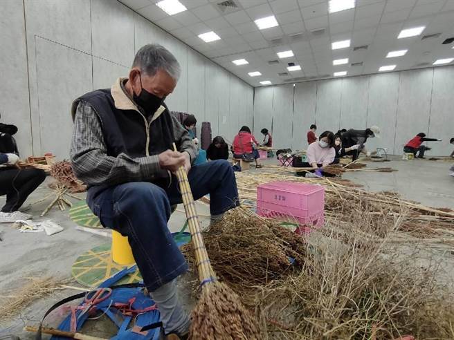 台中龙井区农会9日上午于神农学堂举办高粱扫帚编织活动，邀请在地老师傅张瑞郧传授传统技艺，带领民眾将採收的高梁花穗透过巧手化为扫帚。（潘虹恩摄）