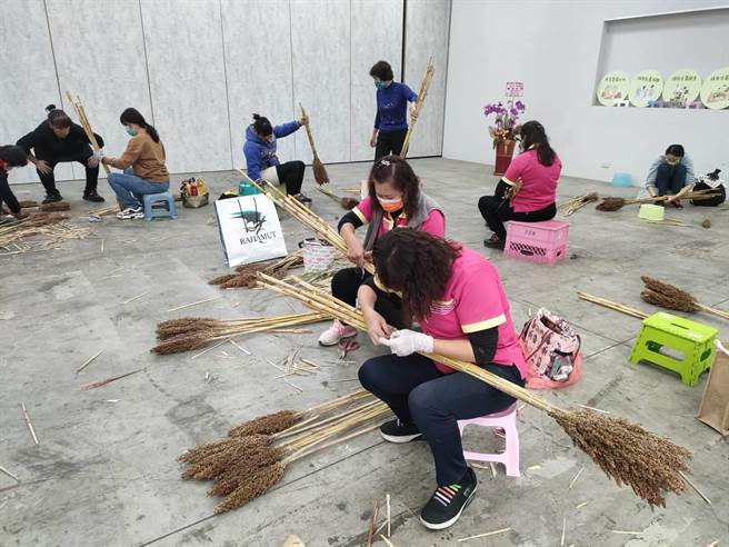 台中市龙井区农会9日上午举办高粱扫帚编织活动，参与民眾都相当投入。（潘虹恩摄）