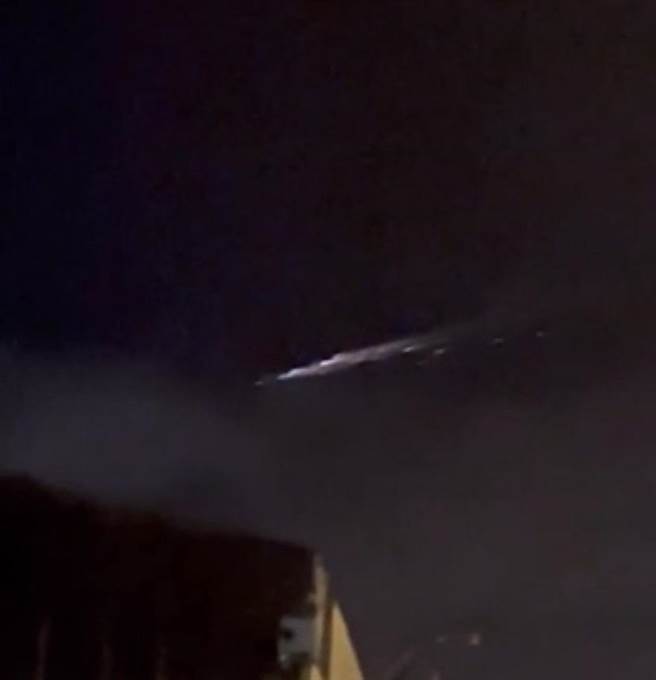 宜兰今（9日）凌晨3时许，夜晚星空中突然滑过一道白光，隐约中带点小火花，又像流星雨拖着长长的尾巴，慢慢消失在天际。（民眾IG：niu.0921 提供／吴佩蓉宜兰传真）