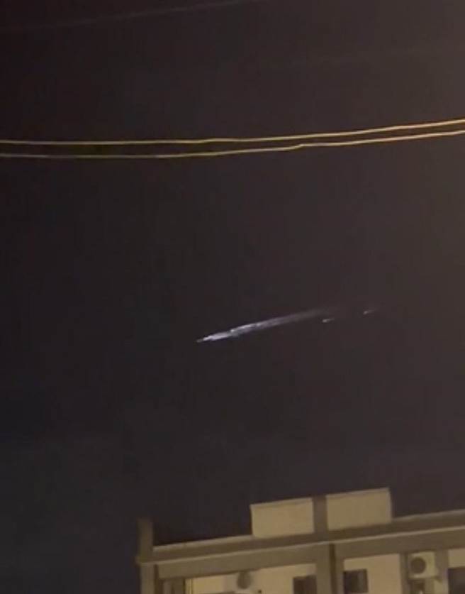 网友惊呼疯狂留言，「博派啊」、「老共打来了」、「飞碟」、「外星人」等。（民眾IG：niu.0921 提供／吴佩蓉宜兰传真）