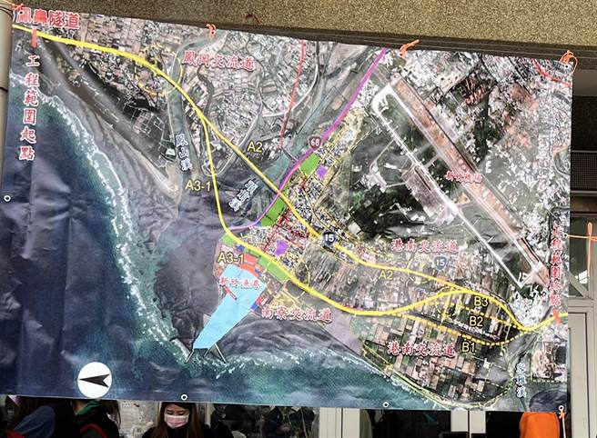 港南里居民也组成自救会，并在说明会场外拉起白布条，要求勿走拆迁户数较多的B3路线，改走B1路线，减少对地方衝击。（王惠慧摄）