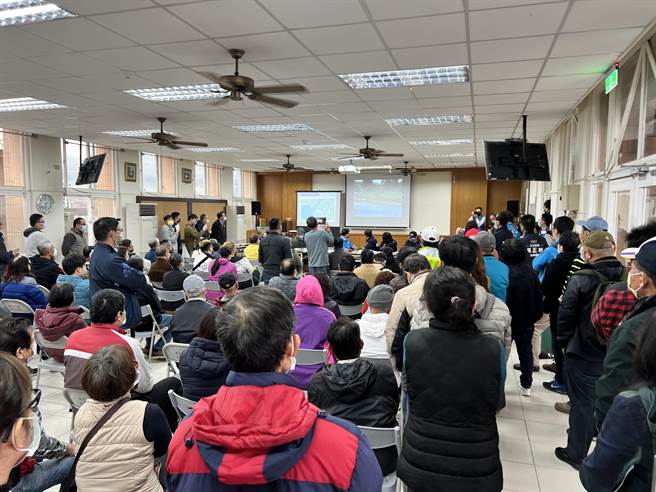 台61线西滨快速公路全线仅剩凤鼻至香山段缺口，立委郑正钤9日邀请公路总局办说明会，向居民说明进度。（王惠慧摄）